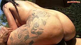 Crezi că această păsărică de 18+ ani ia pulă neagră mare?