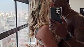 흥분돼서 큰 검은 남자한테 블로우잡 해줬더니 참지 못하고 안에 싸버렸어