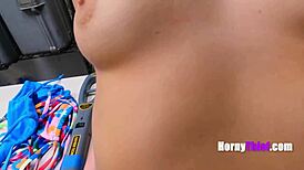 Bikini-butikktyven Chloe Rose blir straffet av den gamle innbruddstyven på kontoret