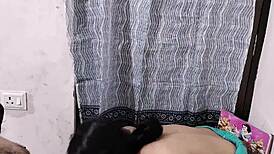 Sexy indická učitelka cítí intenzivní vášeň v horkém sexu se studentem