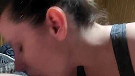 Ivy19921 fantasztikus szopást ad és profiként nyel le ebben a retro jelenetben