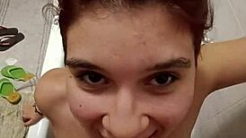 chiara si fa pisciare sulle tette in bagno