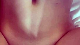 في هذا الفيديو المنزلي الحقيقي، الرجل النحيف يترك الفتاة الحمراء السمينة بساقين مرتجفتين لأول مرة