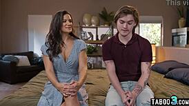 Внимателна MILF мащеха учи заварен син и 18+ приятелка