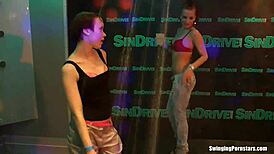 Hoes kelab ni jilat memek dan kongsi kontol kat orgy! 😈