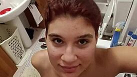 chiara si fa pisciare sulle tette in bagno