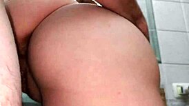 من منظور الأخ غير الشقيق يتجسس علي في الحمام ثم ينيكني بقوة