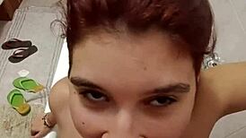 chiara si fa pisciare sulle tette in bagno