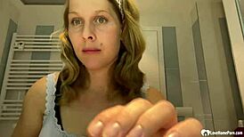 susedná mama hovorí pozri na moje veľké kozy