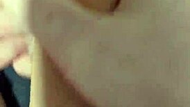 Vyzliekam sa a maznám v verejnej toalete