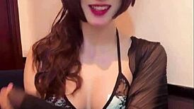 Krásná asijská shemale masturbuje svou prdel při živém vysílání