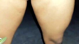 Šťavnatá sisička s malým ptákem ukazuje ženskost v fetiš roleplay