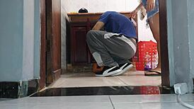 mulher de corno recebe vizinho encanador de saia sem calcinha