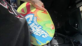 큰 엉덩이 에보니 쇼츠 구멍으로 차세차 가는 길에 박힘