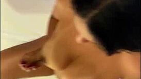 gozando nos peitos da gostosa