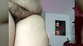 mamilos grande e buceta peluda masturbating