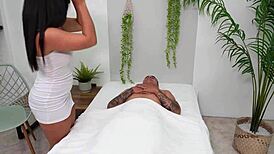 Camila Henao, vzrušená nová klientka, dopřeje happy end masáž s oralem a kundou
