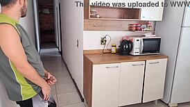 Sexo arriesgado: Me arriesgué follando al mejor amigo de mi cornudo mientras él estaba en la ducha