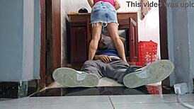 mulher de corno recebe vizinho encanador de saia sem calcinha