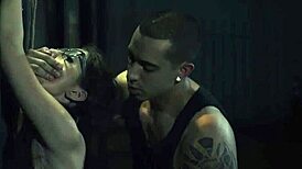 Blond lille teenager bundet i bondage tager anal dildo fra dominerende fyre i ekstrem BDSM