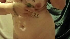 Slave driver selvydmykelse med belte og tiss