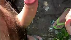 Comi um desconhecido que estava batendo uma na trilha - free