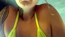 treinando na academia de frente da praia de copacabana rj quase fui expulsa no ano novo praia cheia eos banhista passando e vendo minha buceta molhada?