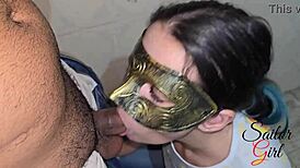 Chamavá děvka chytá výstřik sperma do huby!