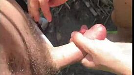 Comi um desconhecido que estava batendo uma na trilha - free