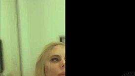 Blond milfka Karen Fisher prosi za deepthroat in creampie v domači sceni