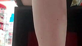 Üvey kız kardeş spor sonrası kirli ayaklarını ve külotunu gösteriyor!