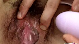 작은 일본 젊은 18+ 여자, 늙은 남자들에게 첫 블로우잡으로 유혹 POV