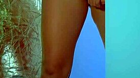 yliopiston desi-tyttö masturboi lasidildolla seksikkäässä mekossa ja lenkkareissa voimakkaaseen orgasmiin