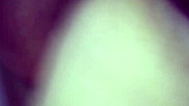 Geile getrouwde slet met dikke kont neukt monster pik anaal