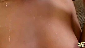 Dobbelt penetration til busty babe der elsker gangbang brug