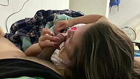 Mi Hermanastra Juega Con Mi Verga Mientras Vemos Una Película En Mi Cuarto