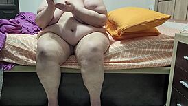 Coolmarina får første anal med hård pik, strækker stram røv mens hun stønner af nydelse