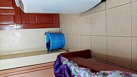 Malaya akitoa nguo