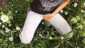 Špehuju sousedku masturbující v sedmikráskách - holky létají v orgasmu