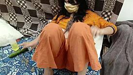 Pakistanlı üvey kız salatalıkla yakalandı, sonra üvey baba tarafından sikildi