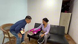 Legen vil ha hard kuk-terapi i ræva mens slampete sykepleierske knuller fitta