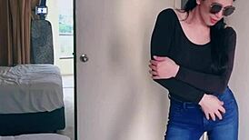 Pekná ázijská ladyboy jeans striptíz s veľkými prsťami