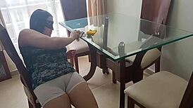 Latinská kuňa kolumbijská kurva s obrovským cameltoe zvádza milencov pri domácich prácach miluje vták a mlieko v Miami