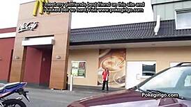 젊은 밀프 아마추어 차 안 웹캠에서 젖은 보지 스쿼트