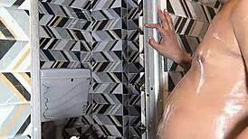 Elle prend mon sperme en bouche pendant baise intense salle de bain doigtee