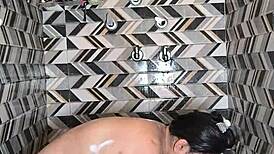 Ela pegou meu gozo na boca no sexo intenso de banheiro com dedada.