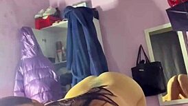 putinha safada com peitos enormes chupando pau gigante