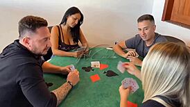 Noite de jogos com casal de amigos acabou virando uma troca de casal cuckold hotwife swing 😈