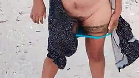 exhibiendome en playa mexicana muestro las tetas y el culo