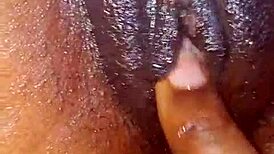 Ta sladká kunda mě nutí rychle stříkat